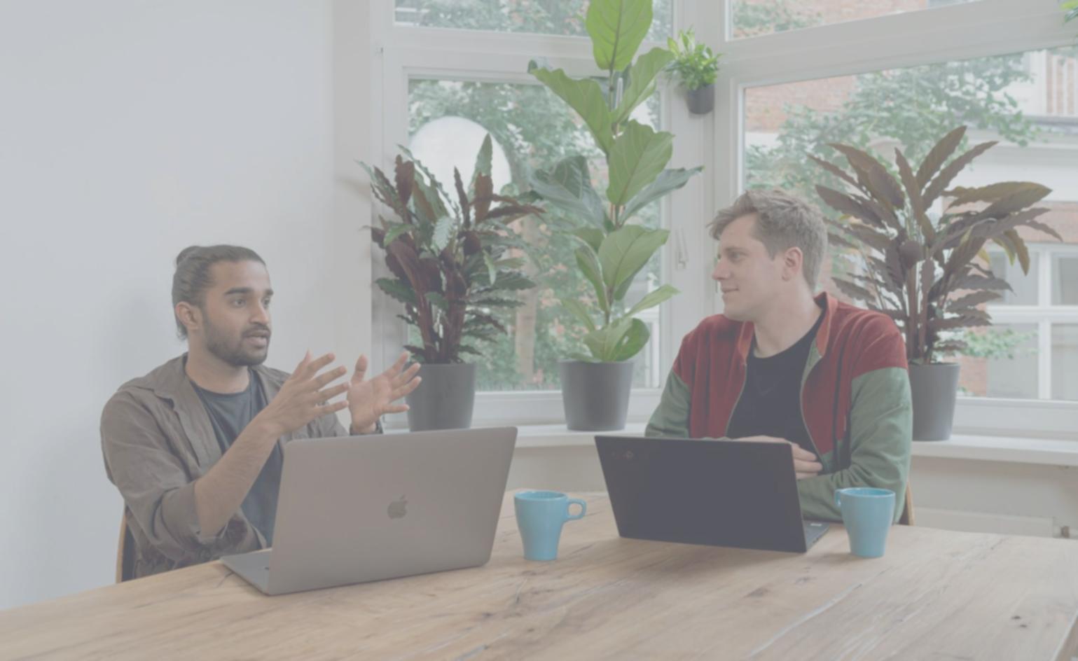 Bureau de travail collaboratif avec documents financiers