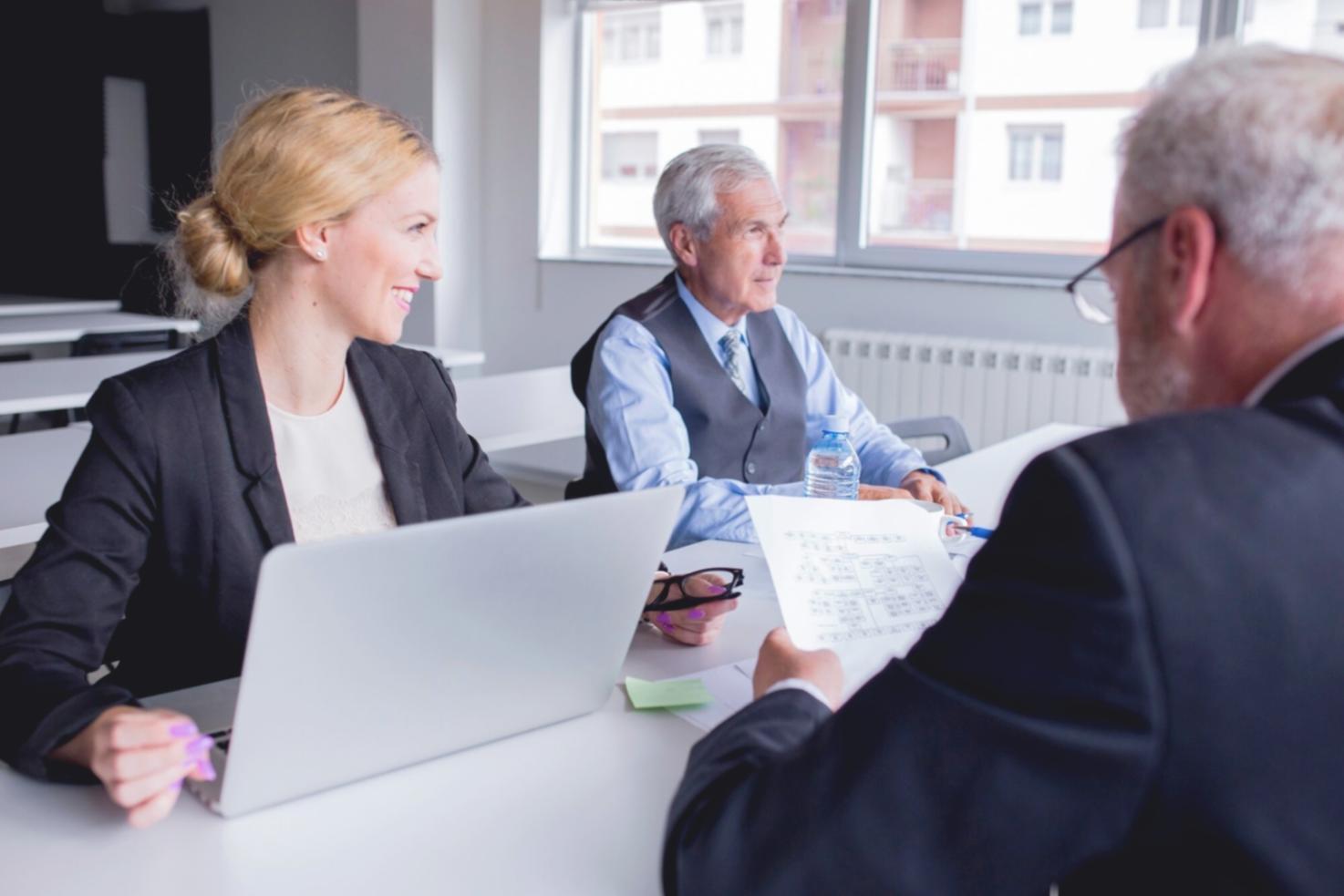 Analyse de données financières sur écran d'ordinateur